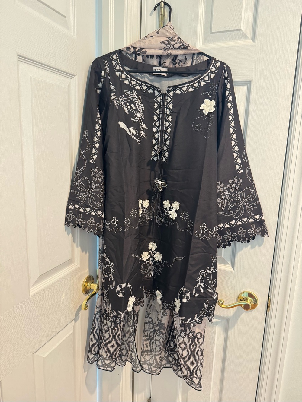 Brand NWT Pakistani 3 pc Lawn outfit with silk dupatta
